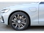 Volvo V60 T6 Plug-in hybrid AWD Plus Dark | Panoramadak | Verwarmbare Voorstoelen (met geheugen), Stuurwiel en Achterbank | Semi-Elektrische Trekhaak | Verwarmbare Voorruit | Premium Audio by Harman Kardon | 360-Camera