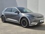 Hyundai Ioniq 5 Lounge 73kWh Automaat / SOH 100 % / HUD / Apple Carplay Android Auto / Trekgewicht 1600 kg / Rondomzicht camera / Stuur-, Stoel en Achterbankverwarming / Adaptief CC / Bose Audio Systeem / Stoelventilatie / Elektrische achterklep /