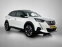 Peugeot e-2008 EV GT Pack 50 kWh 136 pk | Navigatie | Elektrisch Glazen Panoramadak | Achteruitrijcamera | Lederen Bekleding | Verwarmde Sportstoelen | Trekhaak | LED Koplampen | Dodehoek Detectie | Adaptieve Cruise Control | 18" Lichtmetalen Velgen | Apple Carplay/Android Auto |