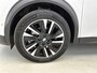 Peugeot e-2008 EV GT Pack 50 kWh 136 pk | Navigatie | Elektrisch Glazen Panoramadak | Achteruitrijcamera | Lederen Bekleding | Verwarmde Sportstoelen | Trekhaak | LED Koplampen | Dodehoek Detectie | Adaptieve Cruise Control | 18" Lichtmetalen Velgen | Apple Carplay/Android Auto |