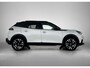 Peugeot e-2008 EV GT Pack 50 kWh 136 pk | Navigatie | Elektrisch Glazen Panoramadak | Achteruitrijcamera | Lederen Bekleding | Verwarmde Sportstoelen | Trekhaak | LED Koplampen | Dodehoek Detectie | Adaptieve Cruise Control | 18" Lichtmetalen Velgen | Apple Carplay/Android Auto |