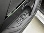 Peugeot e-2008 EV GT Pack 50 kWh 136 pk | Navigatie | Elektrisch Glazen Panoramadak | Achteruitrijcamera | Lederen Bekleding | Verwarmde Sportstoelen | Trekhaak | LED Koplampen | Dodehoek Detectie | Adaptieve Cruise Control | 18" Lichtmetalen Velgen | Apple Carplay/Android Auto |