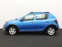 Dacia Sandero 0.9 TCe Stepway Lauréate Trekhaak hoge instap airco centrvergr elecraam audio/aux/stuurbed lmvelg De Dacia Sandero 0.9 TCe Stepway Lauréate uit 2016 is een praktische en betaalbare auto die zich goed leent voor dagelijks gebruik. Dankzij de verhoogde rijhoogte en robuuste uitstraling heef