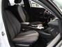 Peugeot 208 Hybrid 100PK e-DCS6 Allure | AppleCarplay/Android Auto | Armsteun | Parkeersensoren | Navigatie | FULL LED | Lederen Stuurwiel | Climate Control | Cruise Control | 16" LMV | Isofix | Privacy Glass |