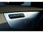 Volvo XC90 T8 Automaat AWD Ultra Dark | Verwarmbare voorstoelen | Massagefunctie voorstoelen | Verwarmbare achterbank | Verwarmbaar stuurwiel | Panoramisch Schuif-/kanteldak | Luchtvering | Semi- Elektrische Trekhaak | Bowers & Wilkins Audio | Zonneschermen Zijruiten Achter