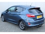Ford Fiesta 1.0-125pk EcoBoost Mild-Hybrid ST-Line. In nieuwstaat verkerende Ford Fiesta met 125pk van 1e eig. ! Autm. airco, stoel-, stuur- en voorraamverw., LED verl., privacy glass, trekhaak, metallic lak, adaptieve cruise cntrl, navigatie by Apple/Android