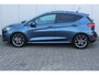 Ford Fiesta 1.0-125pk EcoBoost Mild-Hybrid ST-Line. In nieuwstaat verkerende Ford Fiesta met 125pk van 1e eig. ! Autm. airco, stoel-, stuur- en voorraamverw., LED verl., privacy glass, trekhaak, metallic lak, adaptieve cruise cntrl, navigatie by Apple/Android