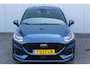 Ford Fiesta 1.0-125pk EcoBoost Mild-Hybrid ST-Line. In nieuwstaat verkerende Ford Fiesta met 125pk van 1e eig. ! Autm. airco, stoel-, stuur- en voorraamverw., LED verl., privacy glass, trekhaak, metallic lak, adaptieve cruise cntrl, navigatie by Apple/Android