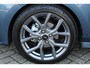 Ford Fiesta 1.0-125pk EcoBoost Mild-Hybrid ST-Line. In nieuwstaat verkerende Ford Fiesta met 125pk van 1e eig. ! Autm. airco, stoel-, stuur- en voorraamverw., LED verl., privacy glass, trekhaak, metallic lak, adaptieve cruise cntrl, navigatie by Apple/Android