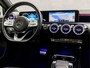 Mercedes-Benz A-klasse 220 AMG Sport 191Pk Automaat (SCHUIFDAK, SFEERVERLICHTING, APPLE CARPLAY, GROOT NAVI, LEDER/ALCANTARA, STOELVERWARMING, WIDESCREEN, CAMERA, NIEUWSTAAT)