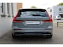 Volvo V60 T6 Plug-in hybrid AWD Plus Dark | Panoramadak | Premium Audio | DAB | Keyless Entry | Park Assist voor en Achter | Rondomzicht  Camera | Trekhaak, semi elektrisch inklapbaar | Verwarmbare Voorstoelen | Verwarmbare Voorruit.