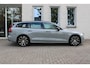 Volvo V60 T6 Plug-in hybrid AWD Plus Dark | Panoramadak | Trekhaak semi elektrisch inklapbaar | Premium audio by Harman Kardon | Verwarmbare voorstoelen, stuurwiel en voorruit | Adaptieve cruise control | DAB | Keyless | Park Assist voor en Achter | Rondomzicht Camera