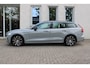 Volvo V60 T6 Plug-in hybrid AWD Plus Dark | Panoramadak | Trekhaak semi elektrisch inklapbaar | Premium audio by Harman Kardon | Verwarmbare voorstoelen, stuurwiel en voorruit | Adaptieve cruise control | DAB | Keyless | Park Assist voor en Achter | Rondomzicht Camera