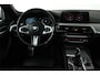 BMW 5-Serie 520i High Executive (PANORAMADAK, H&K, CAMERA, TREKHAAK, STOEL/STUUR VERWARMING, ELEKTR STOELEN, HEAD-UP, NL-AUTO)