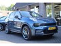 Lynk & Co 01 1.5 261PK! 6.6 Kwh LADEN! MY23 ZWARTE-HEMEL 360-CAMERA PANO/SCHUIF INFINITY ZWARTE-HEMEL DAB NAVI CARPLAY STOELVERWARMING ELEK.ACHTERKLEP 20"LMV