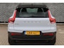 Volvo XC40 Single Motor Extended Range Plus 82 kWh | Adaptive cruise control | Blis| Stoelverwarming | Verwarmd stuurwiel | Warmtepomp | Trekhaak | Google services | Trekhaak | parkeersensoren voor + achter | Parkeercamera | Elektr. bedienbare achterklep met voetsensor | 19" lichtmetalen velgen |