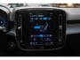 Volvo XC40 B4 Plus Dark Mild Hybrid 197pk | 2000 kg trekgewicht |Harman&Kardon Premium Audio | Elek.Verstelbare Voorstoelen| Memory Seats | Trekhaak | Google Maps | Verwarmbare Voorruit | Parkeer Camera Achter | Stoel & Stuurverwarming |