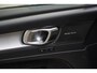 Volvo XC40 B4 Plus Dark Mild Hybrid 197pk | 2000 kg trekgewicht |Harman&Kardon Premium Audio | Elek.Verstelbare Voorstoelen| Memory Seats | Trekhaak | Google Maps | Verwarmbare Voorruit | Parkeer Camera Achter | Stoel & Stuurverwarming |