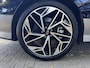 Hyundai Ioniq 6 Lounge 77.4 kWh Automaat / Origineel NL Auto / tot 03-2029 Fabrieksgarantie / 8 jaar Batterijgarantie / WLTP bereik 545 km / Stoelventilatie / Stuur-, stoel- & achterbankverwarming / Cam 360° / Navi / HUD / 20" LM wielen /