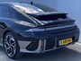 Hyundai Ioniq 6 Lounge 77.4 kWh Automaat / Origineel NL Auto / tot 03-2029 Fabrieksgarantie / 8 jaar Batterijgarantie / WLTP bereik 545 km / Stoelventilatie / Stuur-, stoel- & achterbankverwarming / Cam 360° / Navi / HUD / 20" LM wielen /