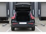 Volvo XC40 B4 Automaat Plus Black Edition | Panoramisch Schuif-/Kanteldak | Elektrisch Verstelbare Voorstoelen | 360° Parkeercamera | Microtech/Nubuck Bekleding | Getint Glas Achter | 20" Lichtmetalen Velgen Hoogglans Zwart | Keyless | Elektrische Achterklep | Harman/Kardon Audio | Stoelverwarming | Stuurverwarming | Volvo UX Infotainment | Adaptieve Cruise Control | Pilot Assist | BLIS