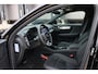 Volvo XC40 B4 Automaat Plus Black Edition | Panoramadak met schuif-/kantelfunctie | Elektrisch verstelbare en verwarmbare voorstoelen | Stuurverwarming | Premium audio by Harman Kardon |  360° Parkeercamera |  Microtech/Nubuck Bekleding | 20 inch lichtmetalen Velgen | Keyless | Elektrische Achterklep | Volvo UX Infotainment | Adaptieve Cruise Control