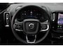 Volvo XC40 B4 Automaat Plus Black Edition | Panoramisch Schuif-/Kanteldak | Elektrisch Verstelbare Voorstoelen | 360° Parkeercamera | Microtech/Nubuck Bekleding | Getint Glas Achter | 20" Lichtmetalen Velgen Hoogglans Zwart | Keyless | Elektrische Achterklep | Harman/Kardon Audio | Stoelverwarming | Stuurverwarming | Volvo UX Infotainment | Adaptieve Cruise Control | Pilot Assist | BLIS