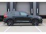 Volvo XC40 B4 Automaat Plus Black Edition | Panoramadak met schuif-/kantelfunctie | Elektrisch verstelbare en verwarmbare voorstoelen | Stuurverwarming | Premium audio by Harman Kardon |  360° Parkeercamera |  Microtech/Nubuck Bekleding | 20 inch lichtmetalen Velgen | Keyless | Elektrische Achterklep | Volvo UX Infotainment | Adaptieve Cruise Control