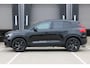 Volvo XC40 B4 Automaat Plus Black Edition | Panoramisch Schuif-/Kanteldak | Elektrisch Verstelbare Voorstoelen | 360° Parkeercamera | Microtech/Nubuck Bekleding | Getint Glas Achter | 20" Lichtmetalen Velgen Hoogglans Zwart | Keyless | Elektrische Achterklep | Harman/Kardon Audio | Stoelverwarming | Stuurverwarming | Volvo UX Infotainment | Adaptieve Cruise Control | Pilot Assist | BLIS