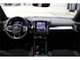 Volvo XC40 B4 Automaat Plus Black Edition | Panoramadak met schuif-/kantelfunctie | Elektrisch verstelbare en verwarmbare voorstoelen | Stuurverwarming | Premium audio by Harman Kardon |  360° Parkeercamera |  Microtech/Nubuck Bekleding | 20 inch lichtmetalen Velgen | Keyless | Elektrische Achterklep | Volvo UX Infotainment | Adaptieve Cruise Control
