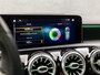 Mercedes-Benz A-klasse 180 AMG Sport Automaat (SCHUIFDAK, APPLE CARPLAY, SFEERVERLICHTING, BURMESTER, KEYLESS, LEDER/ALCANTARA, CAMERA, SPORTSTOELEN, STOELVERWARMING, WIDESCREEN, GETINT GLAS, NIEUWSTAAT)
