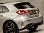 Mercedes-Benz A-klasse 180 AMG Sport Automaat (SCHUIFDAK, APPLE CARPLAY, SFEERVERLICHTING, BURMESTER, KEYLESS, LEDER/ALCANTARA, CAMERA, SPORTSTOELEN, STOELVERWARMING, WIDESCREEN, GETINT GLAS, NIEUWSTAAT)