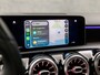 Mercedes-Benz A-klasse 180 AMG Sport Automaat (SCHUIFDAK, APPLE CARPLAY, SFEERVERLICHTING, BURMESTER, KEYLESS, LEDER/ALCANTARA, CAMERA, SPORTSTOELEN, STOELVERWARMING, WIDESCREEN, GETINT GLAS, NIEUWSTAAT)