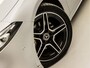 Mercedes-Benz A-klasse 180 AMG Sport Automaat (SCHUIFDAK, APPLE CARPLAY, SFEERVERLICHTING, BURMESTER, KEYLESS, LEDER/ALCANTARA, CAMERA, SPORTSTOELEN, STOELVERWARMING, WIDESCREEN, GETINT GLAS, NIEUWSTAAT)
