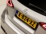 Mercedes-Benz A-klasse 180 AMG Sport Automaat (SCHUIFDAK, APPLE CARPLAY, SFEERVERLICHTING, BURMESTER, KEYLESS, LEDER/ALCANTARA, CAMERA, SPORTSTOELEN, STOELVERWARMING, WIDESCREEN, GETINT GLAS, NIEUWSTAAT)