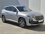 Hyundai Tucson 1.6 T-GDI PHEV Plug-in N Line 4WD Automaat / Apple Carplay Android Auto / Trekhaak afneembaar / Trekgewicht 1350 kg / Allseason banden / Stuur-, Stoel en Achterbankverwarming / Elektrische achterklep / Rondomzicht camera /