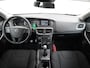 Volvo V40 2.0T Dual-Ecc Pdc 16" Licht-Regensensor Cruise Bluetooth Momentum Autonomous Emergency Braking Brake Assist System Privacy Glas Isofix  1500kg Trekvermogen! hoofdsteunen anti-whiplash Bots herkenning systeem EURO6