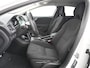 Volvo V40 2.0T Dual-Ecc Pdc 16" Licht-Regensensor Cruise Bluetooth Momentum Autonomous Emergency Braking Brake Assist System Privacy Glas Isofix  1500kg Trekvermogen! hoofdsteunen anti-whiplash Bots herkenning systeem EURO6