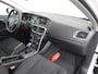 Volvo V40 2.0T Dual-Ecc Pdc 16" Licht-Regensensor Cruise Bluetooth Momentum Autonomous Emergency Braking Brake Assist System Privacy Glas Isofix  1500kg Trekvermogen! hoofdsteunen anti-whiplash Bots herkenning systeem EURO6