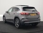 Mercedes-Benz GLA 250 e AMG Line Plug in Hybrid 218pk Dealer O.H | PHEV | Trekhaak af Fabriek | Panodak | Head Up| Adaptive Cruise | Apple Carplay | 360 camera | Sfeerverlichting | Lederen Sportstoelen Verwarmd | Widescreen Display | Navigatie | DAB |