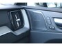 Volvo XC60 2.0 T6 Plug-in hybrid AWD Ultimate Dark | Schuif-/ kanteldak| Head-up display| Harman Kardon audiosysteem| Stoelverwarming voor + achter| Stuurwielverwarming| Semi- elektrisch inklapbare trekhaak|