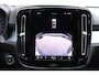 Volvo XC40 2.0 B4 Mild Hybrid Plus Dark | Harman/Kardon Audiosysteem | Semi- Elektrisch Inklapbare Trekhaak | Elektrisch Verstelbare Voorstoelen | Voorruitverwarming | Stuurverwarming | Stoelverwarming | Google Maps | Keyless Entry | Elektrische Achterklep | 18" Lichtmetalen Velgen Met All-Season Banden | Draadloze Telefoonlader