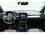 Volvo XC40 B4 Automaat Mild Hybrid Plus Dark | Harman/Kardon Audiosysteem | Semi- Elektrisch Inklapbare Trekhaak | Elektrisch Verstelbare Voorstoelen | Voorruitverwarming | Stuurverwarming | Stoelverwarming | Google Maps | Keyless Entry | Elektrische Achterklep | 18" Lichtmetalen Velgen Met All-Season Banden | Draadloze Telefoonlader