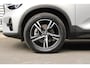 Volvo XC40 2.0 B4 Mild Hybrid Plus Dark | Harman/Kardon Audiosysteem | Semi- Elektrisch Inklapbare Trekhaak | Elektrisch Verstelbare Voorstoelen | Voorruitverwarming | Stuurverwarming | Stoelverwarming | Google Maps | Keyless Entry | Elektrische Achterklep | 18" Lichtmetalen Velgen Met All-Season Banden | Draadloze Telefoonlader