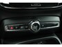 Volvo XC40 B4 Automaat Mild Hybrid Plus Dark | Harman/Kardon Audiosysteem | Semi- Elektrisch Inklapbare Trekhaak | Elektrisch Verstelbare Voorstoelen | Voorruitverwarming | Stuurverwarming | Stoelverwarming | Google Maps | Keyless Entry | Elektrische Achterklep | 18" Lichtmetalen Velgen Met All-Season Banden | Draadloze Telefoonlader