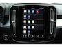 Volvo XC40 2.0 B4 Mild Hybrid Plus Dark | Harman/Kardon Audiosysteem | Semi- Elektrisch Inklapbare Trekhaak | Elektrisch Verstelbare Voorstoelen | Voorruitverwarming | Stuurverwarming | Stoelverwarming | Google Maps | Keyless Entry | Elektrische Achterklep | 18" Lichtmetalen Velgen Met All-Season Banden | Draadloze Telefoonlader
