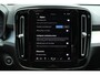 Volvo XC40 B4 Automaat Mild Hybrid Plus Dark | Harman/Kardon Audiosysteem | Semi- Elektrisch Inklapbare Trekhaak | Elektrisch Verstelbare Voorstoelen | Voorruitverwarming | Stuurverwarming | Stoelverwarming | Google Maps | Keyless Entry | Elektrische Achterklep | 18" Lichtmetalen Velgen Met All-Season Banden | Draadloze Telefoonlader