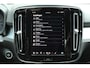 Volvo XC40 2.0 B4 Mild Hybrid Plus Dark | Harman/Kardon Audiosysteem | Semi- Elektrisch Inklapbare Trekhaak | Elektrisch Verstelbare Voorstoelen | Voorruitverwarming | Stuurverwarming | Stoelverwarming | Google Maps | Keyless Entry | Elektrische Achterklep | 18" Lichtmetalen Velgen Met All-Season Banden | Draadloze Telefoonlader
