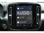 Volvo XC40 B4 Automaat Mild Hybrid Plus Dark | Harman/Kardon Audiosysteem | Semi- Elektrisch Inklapbare Trekhaak | Elektrisch Verstelbare Voorstoelen | Voorruitverwarming | Stuurverwarming | Stoelverwarming | Google Maps | Keyless Entry | Elektrische Achterklep | 18" Lichtmetalen Velgen Met All-Season Banden | Draadloze Telefoonlader