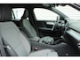 Volvo XC40 2.0 B4 Mild Hybrid Plus Dark | Harman/Kardon Audiosysteem | Semi- Elektrisch Inklapbare Trekhaak | Elektrisch Verstelbare Voorstoelen | Voorruitverwarming | Stuurverwarming | Stoelverwarming | Google Maps | Keyless Entry | Elektrische Achterklep | 18" Lichtmetalen Velgen Met All-Season Banden | Draadloze Telefoonlader